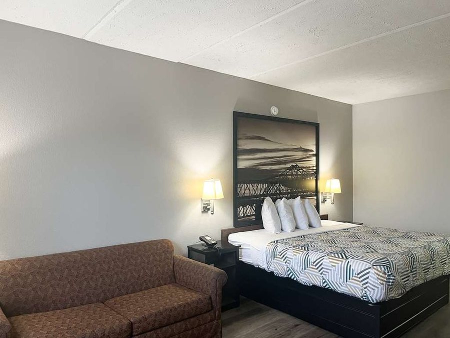 La Quinta Inn Suites by Wyndham Canton MS — Guest room