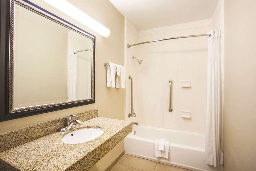 La Quinta Inn Suites by Wyndham Carlsbad — Bathroom