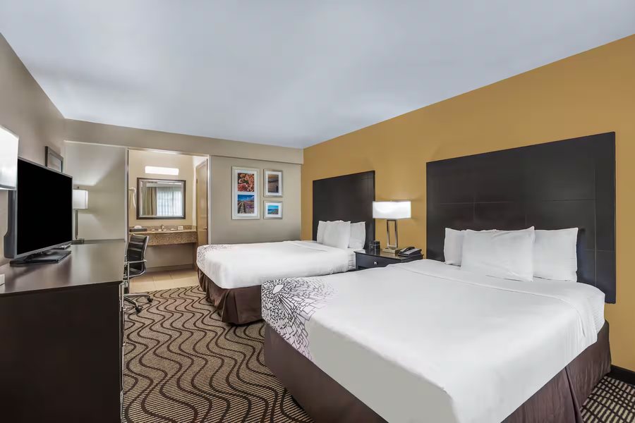 La Quinta Inn Suites by Wyndham Carlsbad — Guest room