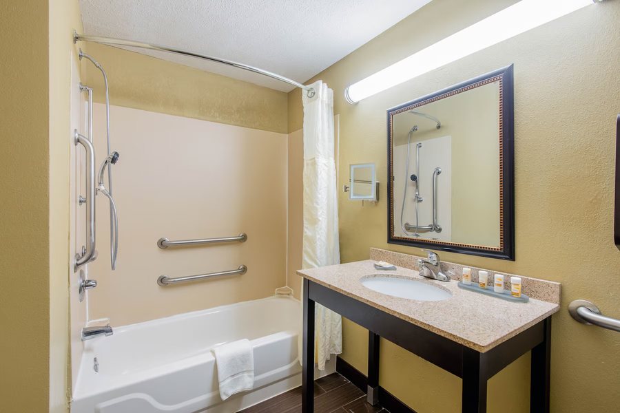 La Quinta Inn Suites by Wyndham Charleston Riverview — Bathroom