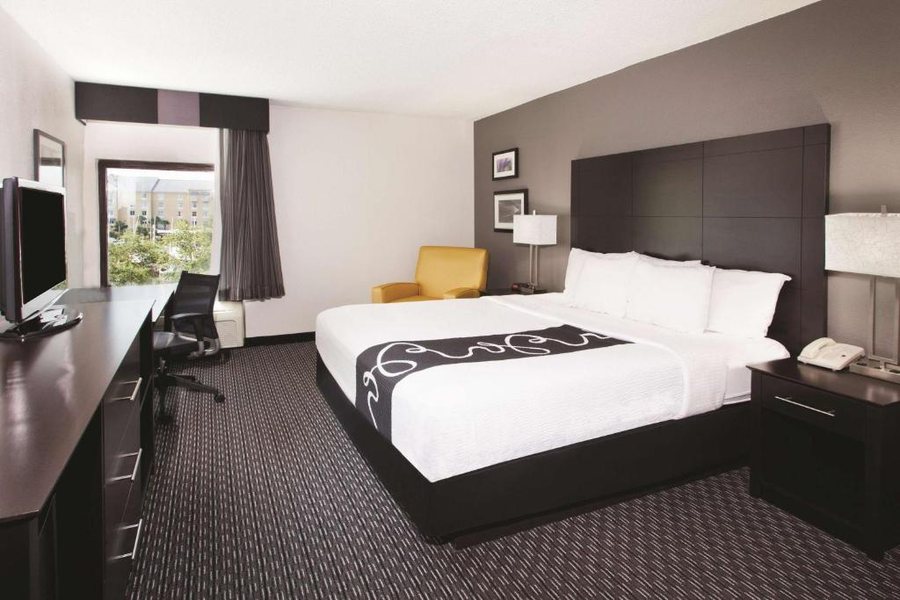 La Quinta Inn Suites by Wyndham Charleston Riverview — Guest room