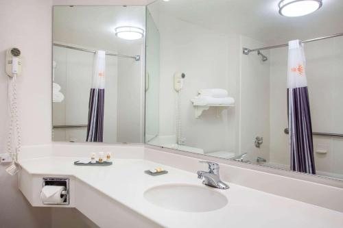 La Quinta Inn Suites by Wyndham Charlotte Airport South — Bathroom