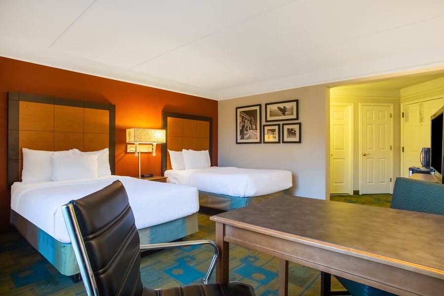 La Quinta Inn Suites by Wyndham Charlotte Airport South — Guest room