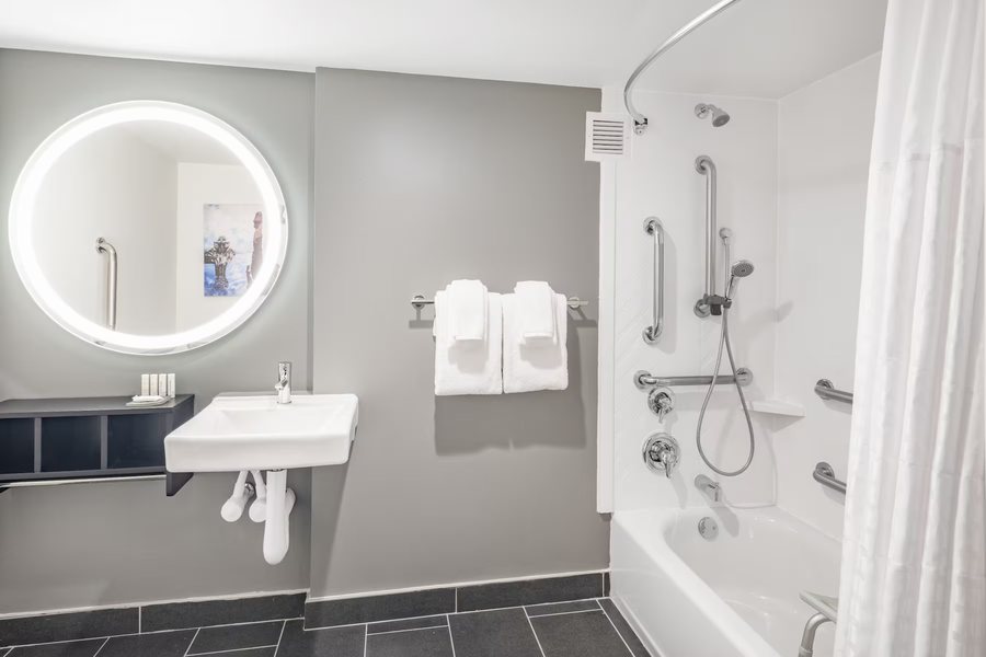 La Quinta Inn Suites By Wyndham Chicago Downtown Chicago Illinois — Bathroom