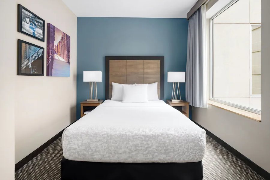La Quinta Inn Suites By Wyndham Chicago Downtown Chicago Illinois — Guest room