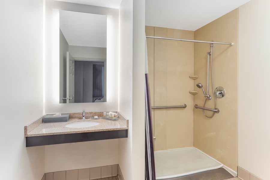La Quinta Inn Suites by Wyndham Chicago Gurnee — Bathroom