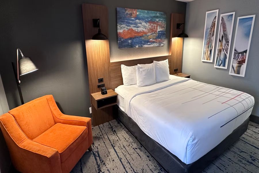 La Quinta Inn Suites by Wyndham Chicago Gurnee — Guest room