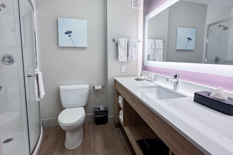 La Quinta Inn Suites by Wyndham Cincinnati Sharonville — Bathroom