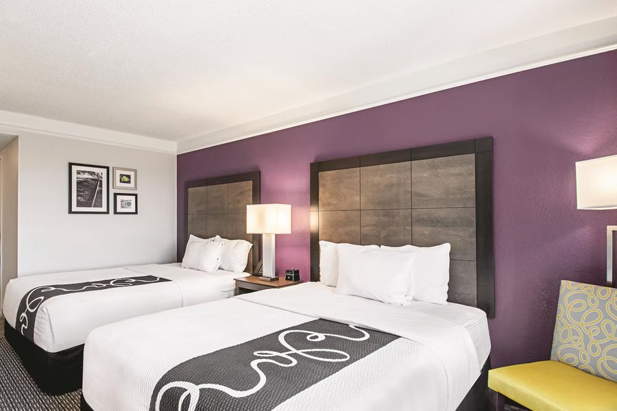 La Quinta Inn Suites by Wyndham Cincinnati Sharonville — Guest room