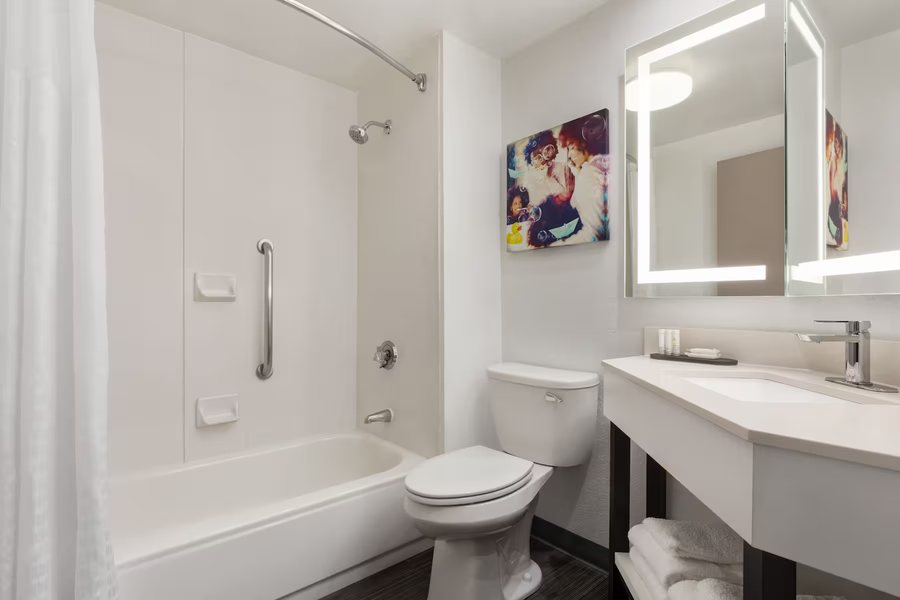 La Quinta Inn Suites by Wyndham Cleburne — Bathroom