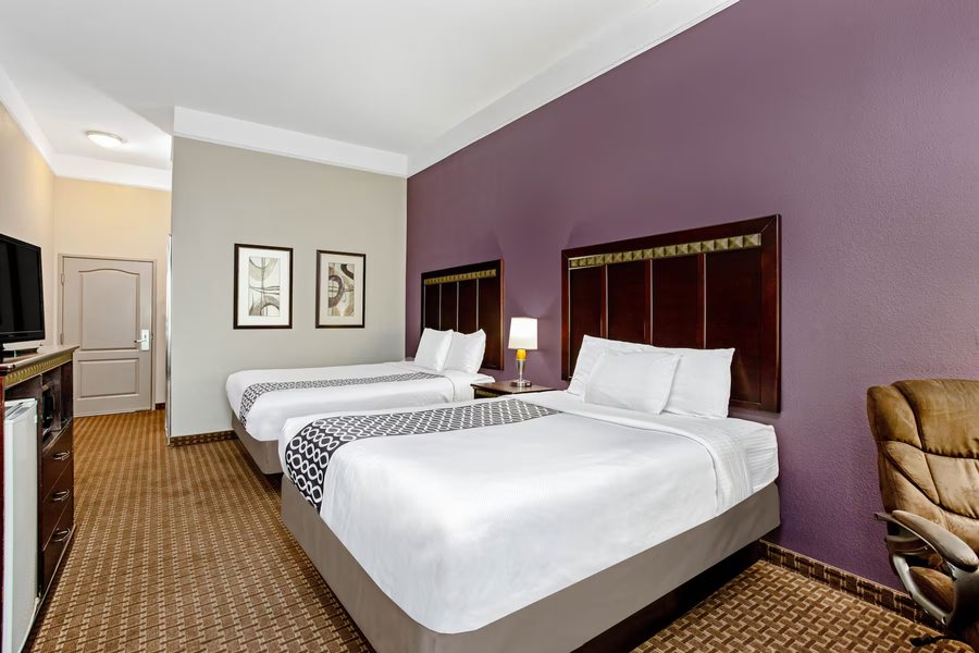 La Quinta Inn Suites by Wyndham Cleburne — Guest room