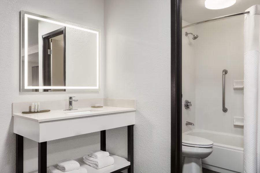 La Quinta Inn Suites by Wyndham Cleveland Airport North — Bathroom