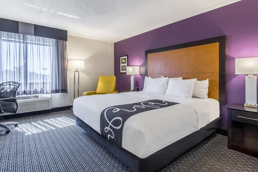 La Quinta Inn Suites by Wyndham Cleveland Airport North — Guest room