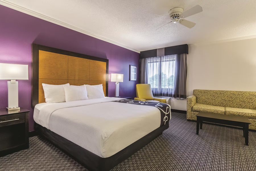 La Quinta Inn Suites by Wyndham Cleveland TN — Guest room