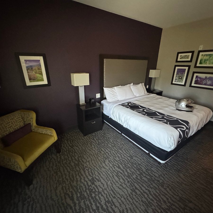 La Quinta Inn Suites by Wyndham Clifton Park — Guest room