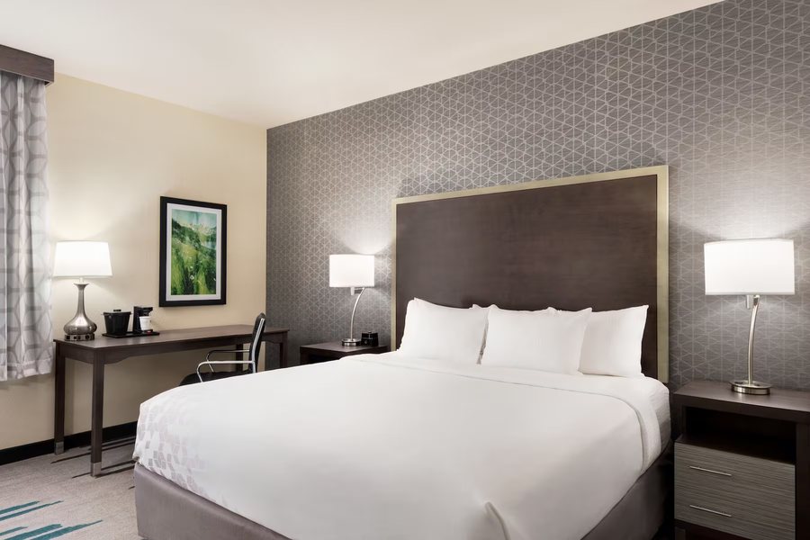 La Quinta Inn Suites by Wyndham Clovis CA — Guest room