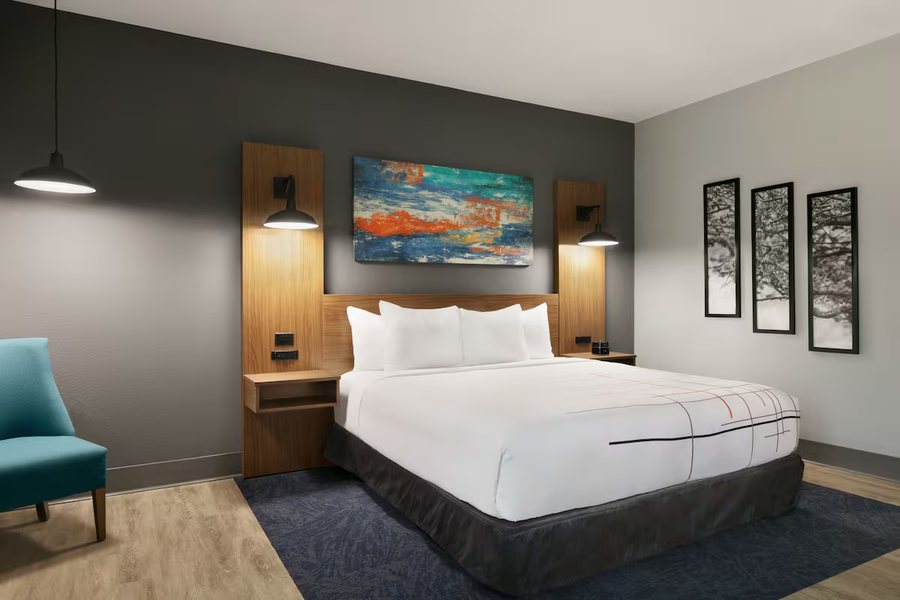 La Quinta Inn Suites by Wyndham College Station North — Guest room