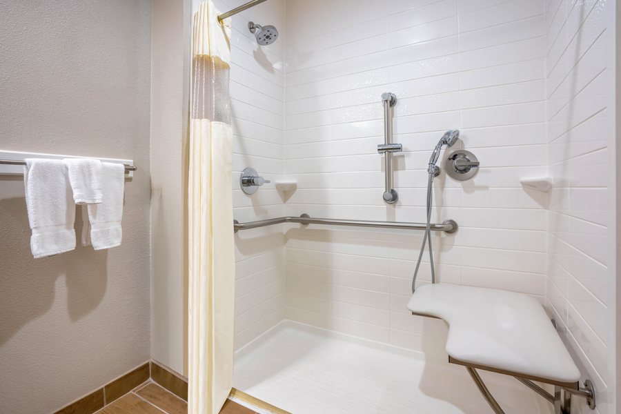 La Quinta Inn Suites by Wyndham College Station South — Bathroom