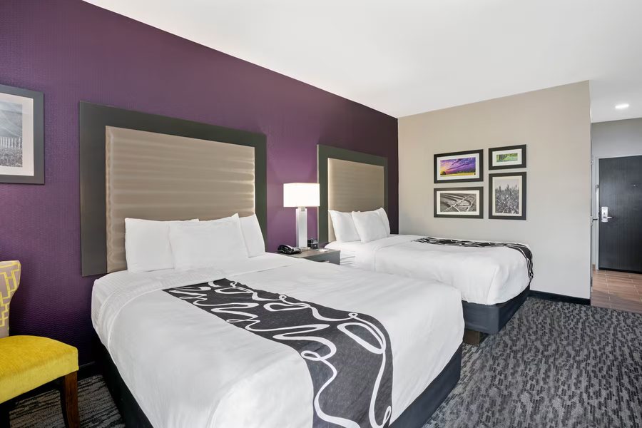 La Quinta Inn Suites by Wyndham College Station South — Guest room