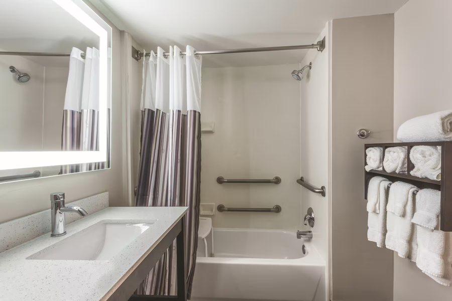 La Quinta Inn Suites by Wyndham Columbus Edinburgh — Bathroom