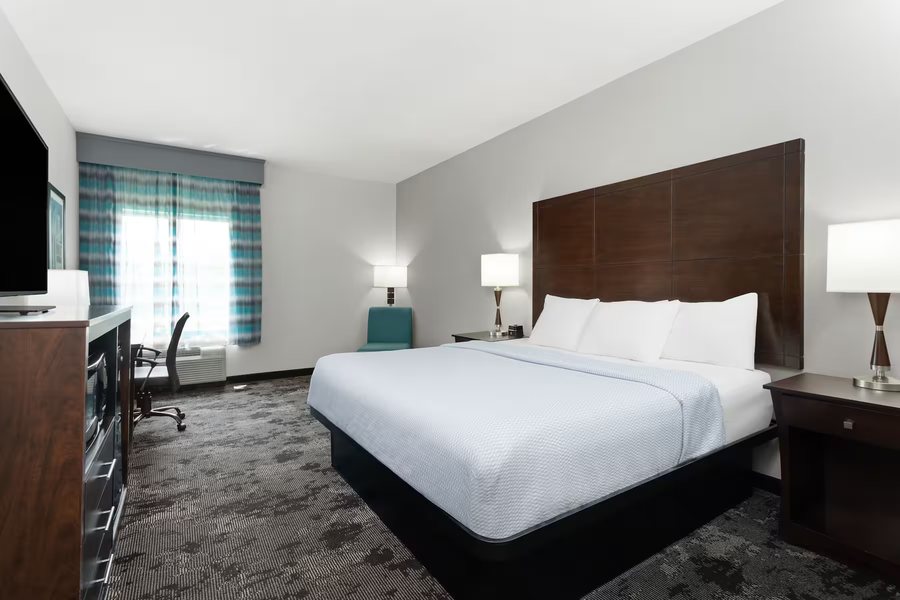 La Quinta Inn Suites by Wyndham Columbus Edinburgh — Guest room