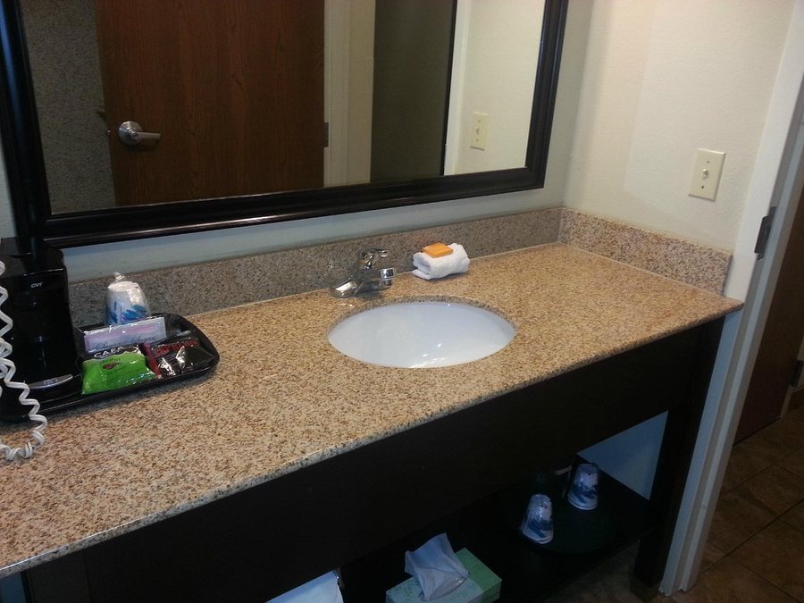 La Quinta Inn Suites By Wyndham Columbus Grove City — Bathroom