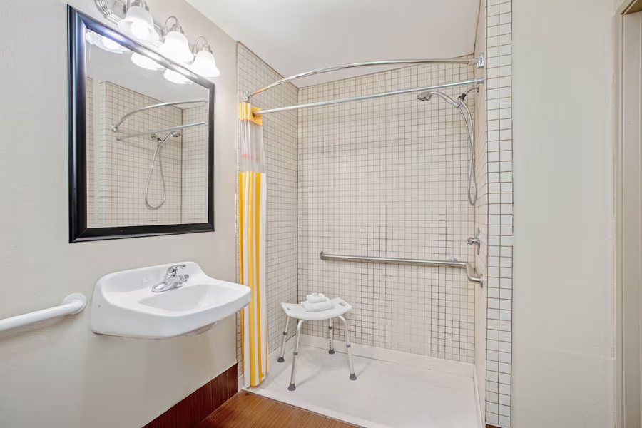 La Quinta Inn Suites by Wyndham Corpus Christi Airport — Bathroom