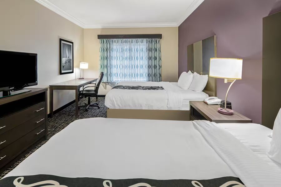 La Quinta Inn Suites by Wyndham Corpus Christi N Padre Isl — Guest room