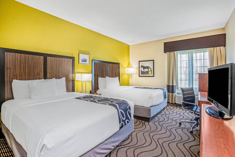 La Quinta Inn Suites by Wyndham Corpus Christi Northwest — Guest room