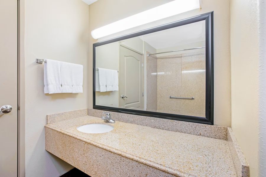 La Quinta Inn Suites by Wyndham Corpus Christi Southeast — Bathroom