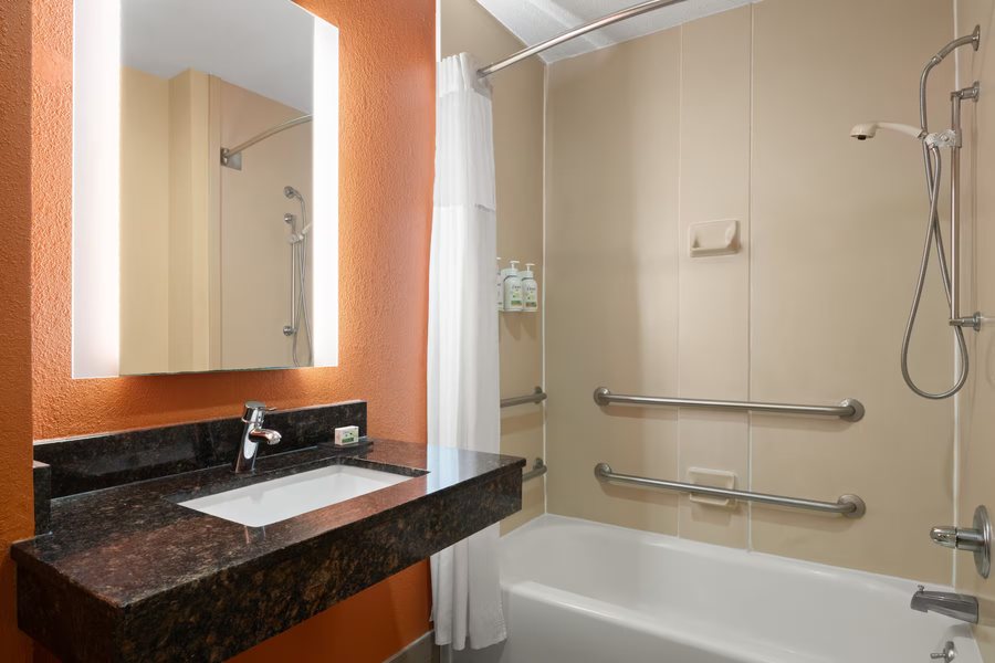 La Quinta Inn Suites by Wyndham Corsicana — Bathroom