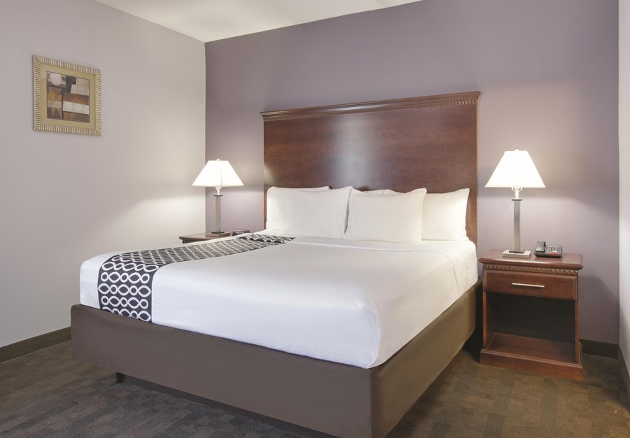 La Quinta Inn Suites by Wyndham Corsicana — Guest room