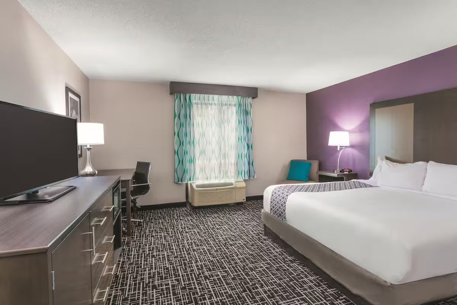 La Quinta Inn Suites by Wyndham Covington — Guest room