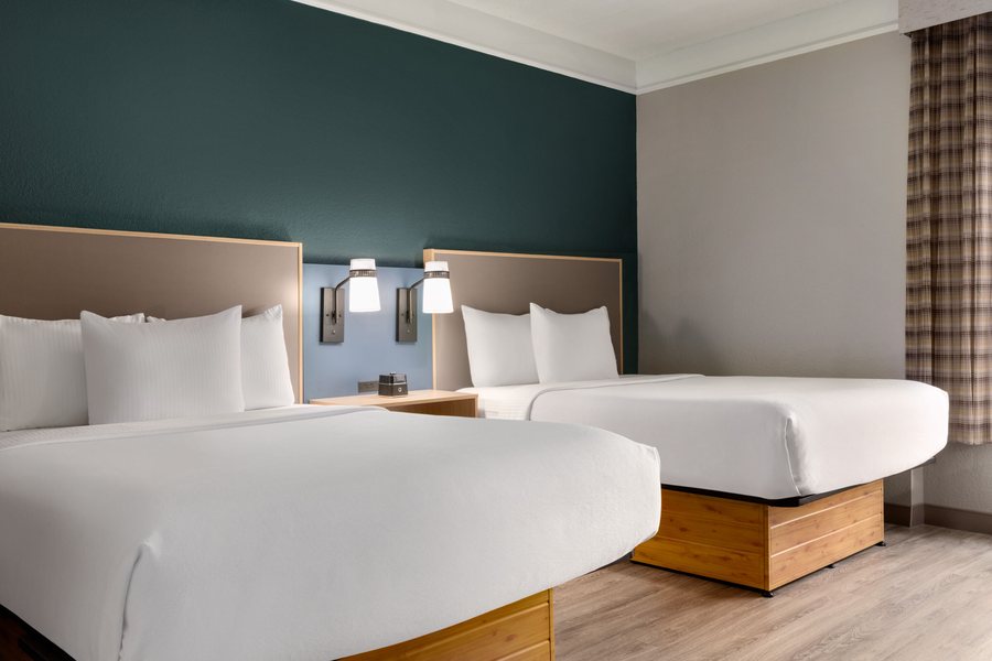 La Quinta Inn Suites by Wyndham Dallas Arlington South — Guest room