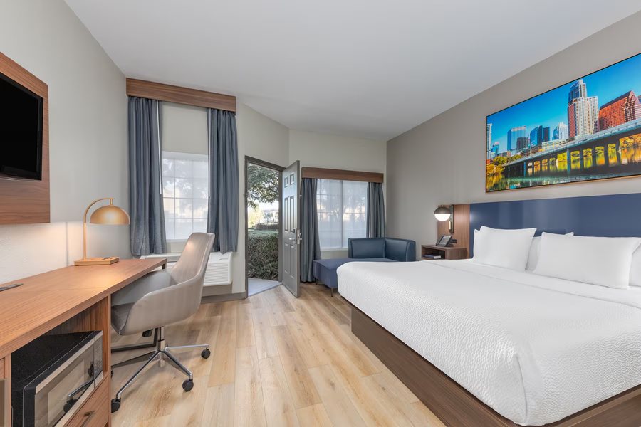 La Quinta Inn Suites by Wyndham Dallas DFW Airport North — Guest room