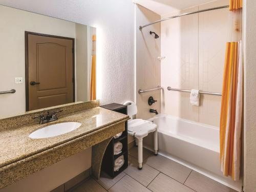 La Quinta Inn Suites by Wyndham Dallas Grand Prairie South — Bathroom