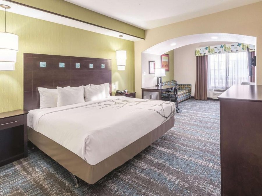 La Quinta Inn Suites by Wyndham Dallas Grand Prairie South — Guest room