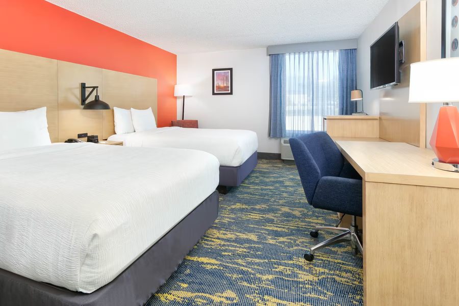 La Quinta Inn Suites by Wyndham Dallas Las Colinas — Guest room