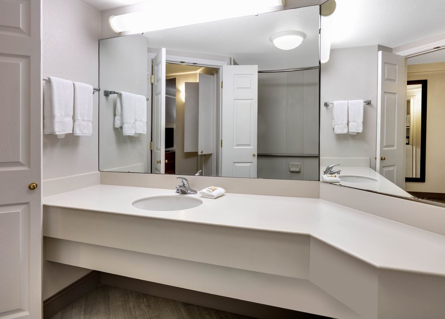 La Quinta Inn Suites by Wyndham Dallas Northeast Arboretum — Bathroom