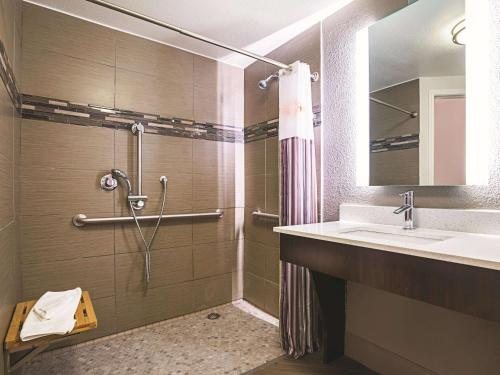 La Quinta Inn Suites by Wyndham Dallas Plano West — Bathroom