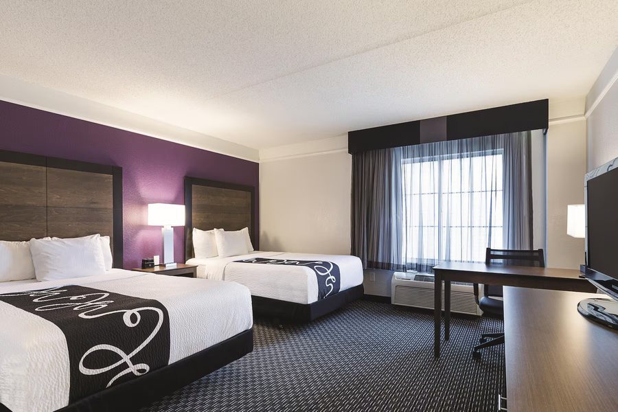 La Quinta Inn Suites by Wyndham Dallas Plano West — Guest room
