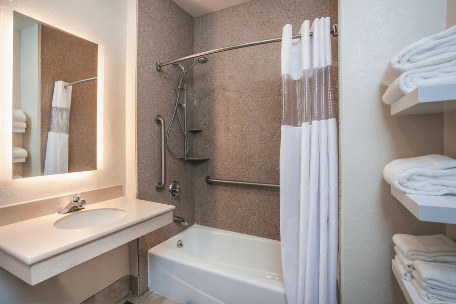 La Quinta Inn Suites by Wyndham Danbury — Bathroom