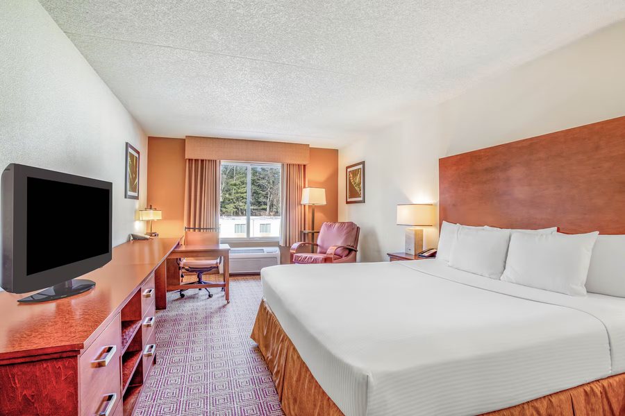 La Quinta Inn Suites by Wyndham Danbury — Guest room