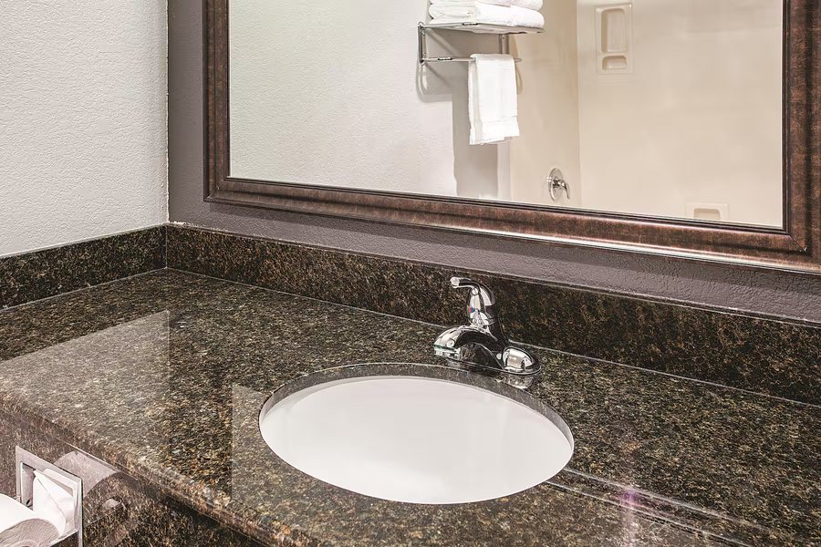 La Quinta Inn Suites by Wyndham Davis — Bathroom