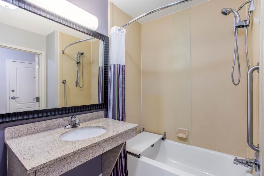 La Quinta Inn Suites by Wyndham Decatur — Bathroom