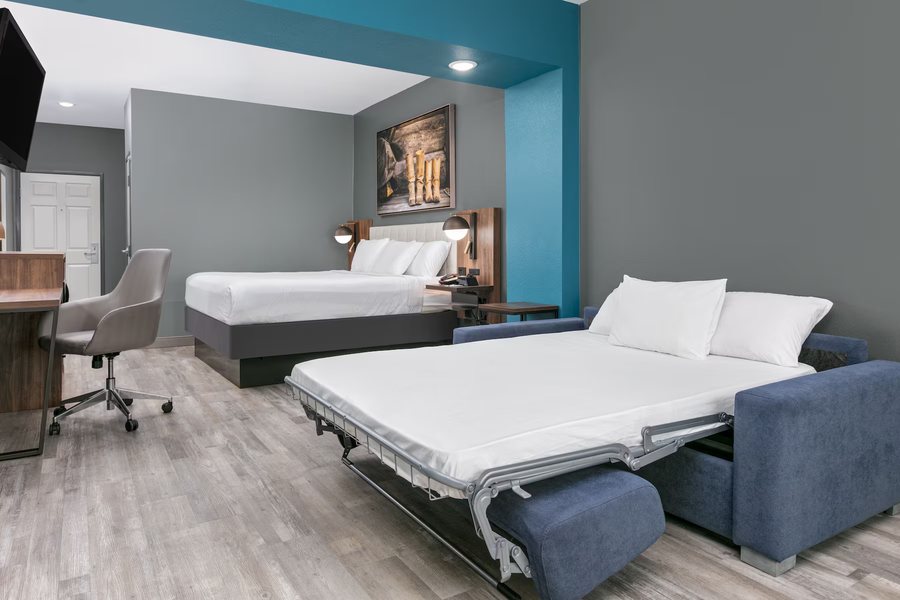 La Quinta Inn Suites by Wyndham Decatur — Guest room