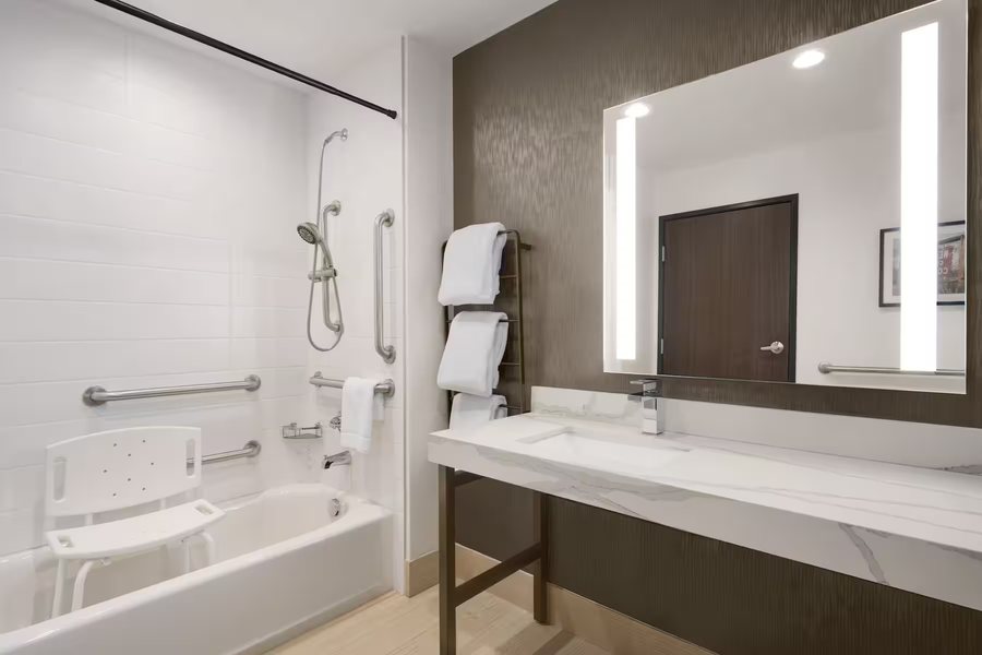 La Quinta Inn Suites by Wyndham Denver Airport Dia — Bathroom