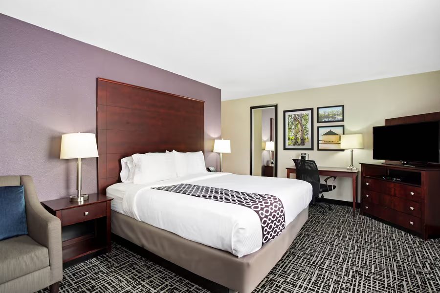 La Quinta Inn Suites by Wyndham Denver Aurora Medical — Guest room