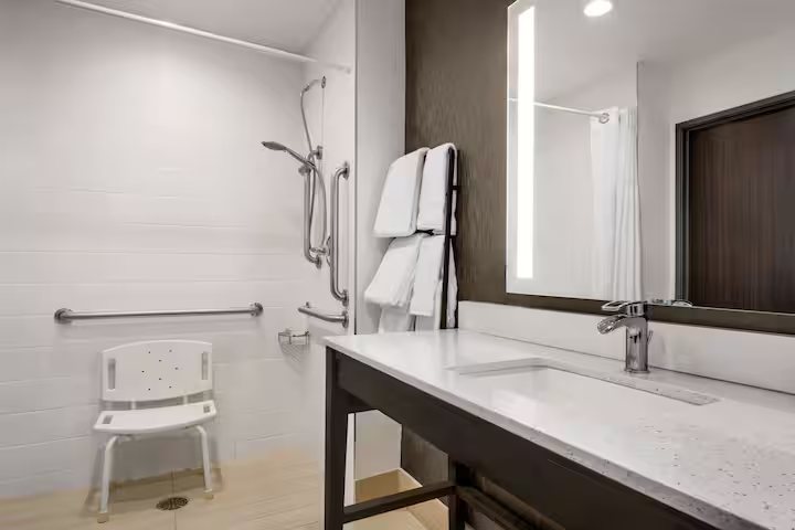 La Quinta Inn Suites by Wyndham Denver Gateway Park — Bathroom