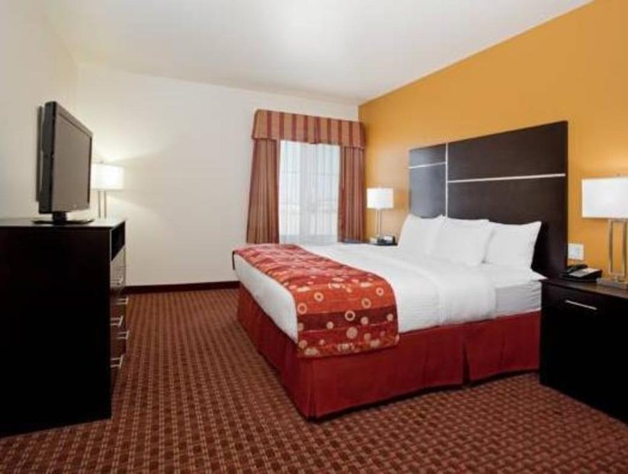 La Quinta Inn Suites by Wyndham Denver Gateway Park — Guest room